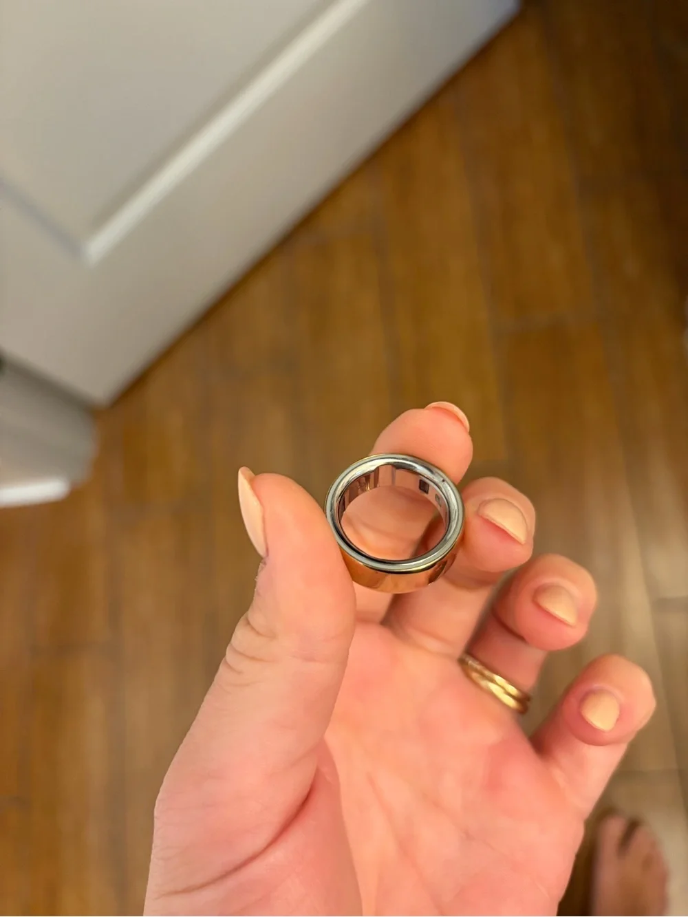 Oura Smart Ring 4 in Gold with Silver Interior